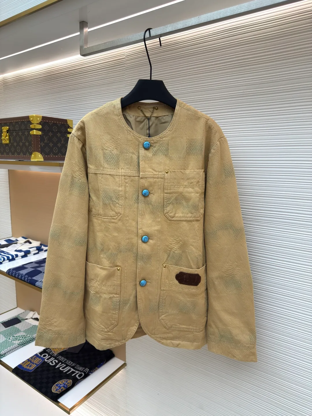 LOUIS VUITTON turquoise collarless jacket ●Authentic product: purchased and developed by 18939 ●Item number: 1680007-C45 ●Fabric: denim fabric ●Technology: jacquard production ●Version: fitted version ●Weight: about 1255 grams ●Size: 46-48-50-52 ●Description: Louis Vuitton LV checkerboard collarless denim jacket Made of custom-woven denim denim, custom-dyed with contrasting indigo effect and 3D checkered jacquard craftsmanship. Through the yarn-dyed jacquard process, various patterns and patterns are woven directly into the fabric during the weaving process, making the surface of the denim appear richer in texture and visual effects. The fabric goes through sand washing process and special dyeing technology! Customized accessories, complete with three standards. The overall wiring is straight and delicate, the fabric is comfortable and soft, and the color is consistent without color difference. It can be matched with the same style to create a fashionable look and control various occasions. Customized accessories, complete with three standards, same style for men and women!